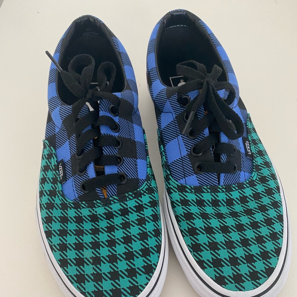 COPY - Vans classic style. Excellent condition.